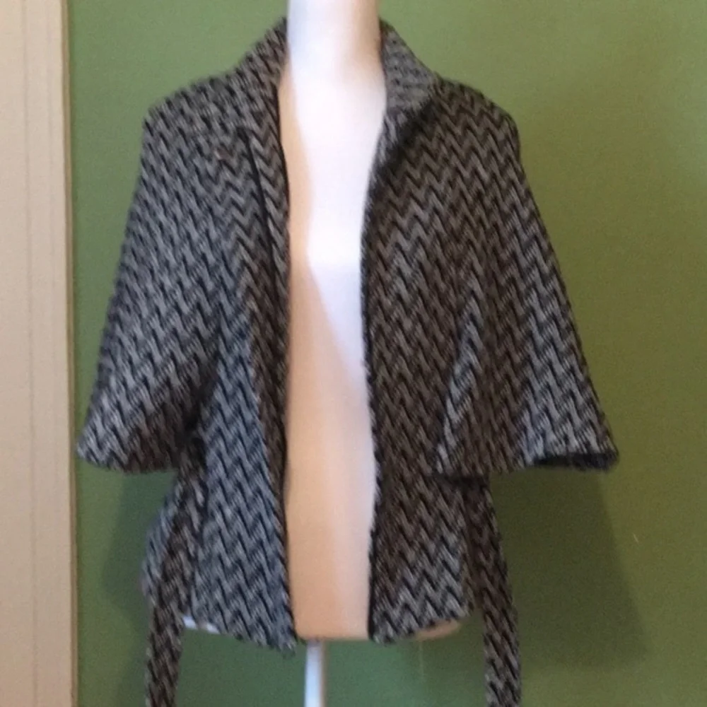 BB DAKOTA black and white jacket with cape - Picture 7 of 11